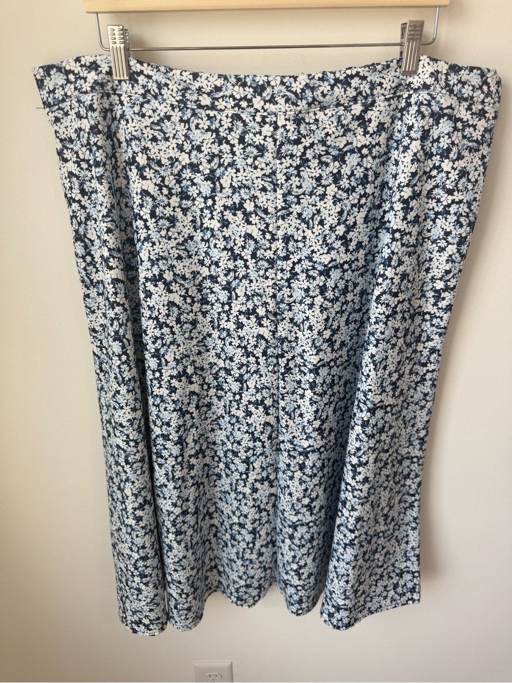 Arula Floral Midi Skirt Size B 1/2X Blue & White Floral With Elastic Waist